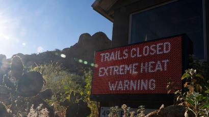 Bild: Rebecca Noble/FR172322 AP/AP/dpa
Wegen Hitze geschlossen: Im US-Bundesstaat Arizona klettern die Temperaturen auf Rekordwerte, die Menschen und Tieren schnell zu schaffen machen kann.