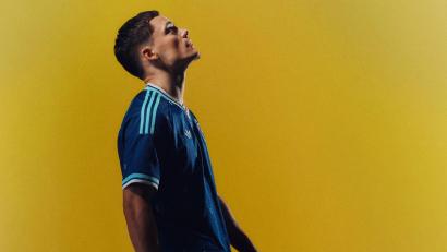 Bild: adidas/dpa
Florian Wirtz findet das neue Auswärtstrikot „ungewöhnlich“.