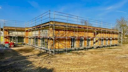 Bild: Gerhard Krones
Die Außenfassade der neuen Kinderkrippe wird von den Architekten modern gestaltet. Im Innenbereich werden dezente Farben und hochwertige Materialien dominieren.