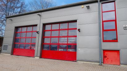 Bild: bsc
Noch in diesem Jahr soll ein Um- und Anbau an das Friedenfelser Feuerwehrhaus verwirklicht werden. Die dringend notwendige geschlechtergetrennte Erweiterung wird an der Westseite realisiert. An der Ostseite (Bild) ändert sich durch die Maßnahme nichts.