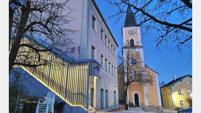 Archivbild: Portner
Die Gemeindekanzlei Thanstein befindet sich im Bürgerhaus (links). Wer hier künftig das Bürgermeister-Büro bezieht, ist noch völlig offen. Im Juni wird die Bürgermeisterwahl wiederholt.
