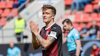 Bild: Daniel Löb/dpa
Dennis Eckert Ayensa ist in den Kader der iranischen Fußball-Nationalmannschaft berufen worden.