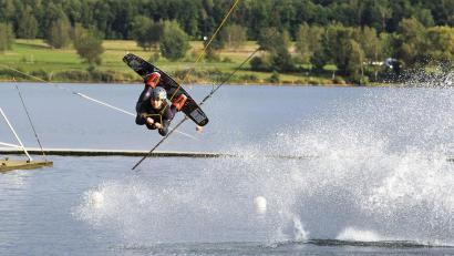 Archivbild: Clemens Hösamer
Auch Wakeboarding gehört zum Ferienprogramm der Stadt Schwandorf.