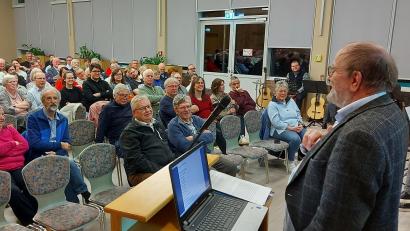 Bild: lg
Aus Platzgründen fand der Vortragsabend von Prof. Anthony Rowley nicht im Museum, sondern im Grenzlandsaal des Emil-Kemmer-Hauses statt, wo die Zuhörerschaft konzentriert den Ausführungen des „Dialekt-Papstes“ folgte.