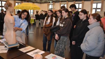 Bild: jr
Kennenlernen des menschlichen Körpers: Die Mittelschüler hörten interessiert zu.