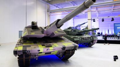 Bild: Julian Stratenschulte/dpa
Der Panther-Kampfpanzer von Rheinmetall (links) steht neben anderen Panzern und Haubitzen des Rüstungskonzerns bei einer Vorführung in Unterlüß.