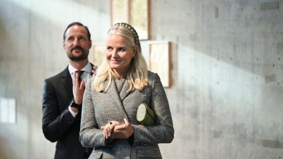 Bild: Jens Kalaene/dpa
In einem gemeinsamen Fernsehinterview brechen Kronprinzessin Mette-Marit (r) und Kronprinz Haakon (l) ihr Schweigen.