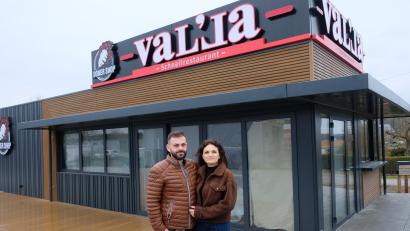 Bild: Robert Dotzauer
Ahmet Horoz hat in Eschenbach Kultstatus. Sein Babylon-Grill ist stets dicht umlagert. Nun beginnt für den Gastronomen und seine Ehefrau Gökben im neuen Schnellrestaurant "Val'la" neben der Tankstelle an der B 470 eine neue Döner-Ära.