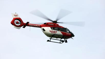 Bild: Jan Woitas/dpa
Ein Rettungshubschrauber rückte zum Unfall auf der A9 aus.