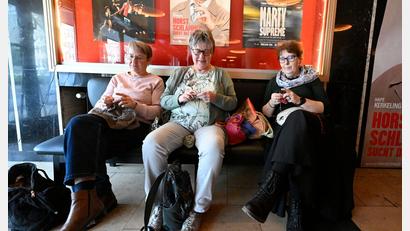 Bild: Roberto Pfeil/dpa
Welcher Film gezeigt wird, erfahren die Besucherinnen bei dem Kölner Event erst kurz vorher als Überraschung.