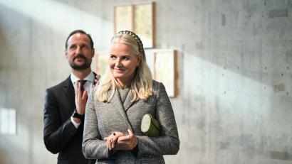 Bild: Jens Kalaene/dpa
Halten zusammen: Kronprinzessin Mette-Marit (r) und Kronprinz Haakon (l). (Archivbild)