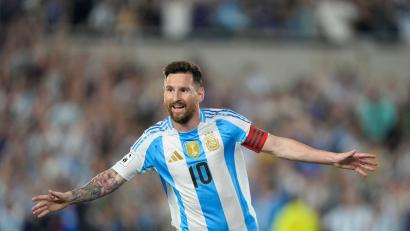 Bild: Natacha Pisarenko/AP/dpa
Messi spielt in einem Musikvideo der argentinischen Sängerin Tini Stoessel mit. (Archivbild)