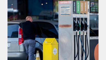 Bild: Alberto Ortega/EUROPA PRESS/dpa
Spaniens Regierung will den Anstieg der Benzin- und Dieselpreise an den Zapfsäulen durch eine Senkung der Mehrwertsteuer bremsen. (Archivbild)