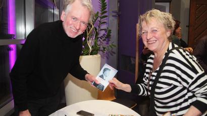 Bild: Hirsch
Autor Christian Springer (links) bietet in der Schwandorfer Spitalkirche seine Bücher an. Auch Jutta Brunsteiner (rechts), die momentan als Austauschkünstlerin im Oberpfälzer Künstlerhaus arbeitet, lässt sich ein Buch signieren.