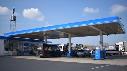 Bild: szl
Die Kundenfrequenz an der Aral-Tankstelle an der A 93 bei Mitterteich sei radikal eingebrochen. Besonders an diesem Standort bemerkt Pächter Thomas Neugebauer, der auch bei Kulmbach und Bayreuth Tankstellen betreibt, dass Kunden lieber im Nachbarland Tschechien tanken.
