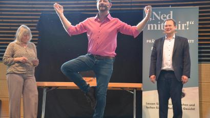 Bild: ak
Kabarettist Tom Bauer (vorne), Kripobeamtin Anja Füßmann (links) und Bürgermeister Christian Porsch (rechts) zeigten bei der Veranstaltung "Ned mit mir" unter anderem beim Wunderheiler-Trick, wie Betrüger vorgehen.