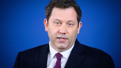 Bild: Bernd von Jutrczenka/dpa
Pendlerpauschale rauf? Lars Klingbeil will dafür Geld bei den Ölkonzernen abschöpfen.