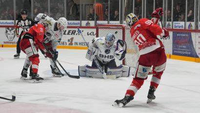 Bild: A. Chuc
Nein, dieser Schuss schlug nicht im Weidener Tor ein: Bad Nauheims Parker Bowles (rechts) hämmerte die Scheibe am Weidener Goalie Michael McNiven vorbei an die Latte.
