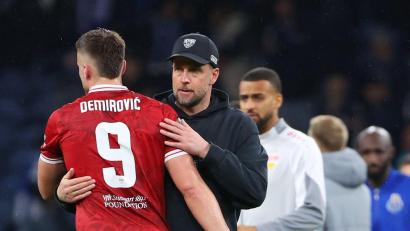 Bild: Luis Vieira/AP/dpa
Musste Trost spenden: Trainer Sebastian Hoeneß bei Stürmer Ermedin Demirovic.