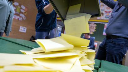 Symbolbild: Pia Bayer/dpa
Urnen ausgeleert und Stimmen ausgezählt: Bei der Zusammensetzung der neuen Kommunalparlamente in den 33 Städten und Gemeinden im Landkreis Schwandorf gibt es so manche Überraschung.