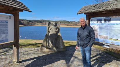 Bild: bl
Am "Steinernen Steffl" erinnern Info-Tafeln an die Geschichte des Sees. Dass die Umsiedlung der Familien im Staubereich im Jubiläumsjahr nicht vergessen wird, dafür sorgt Walter Drexler.