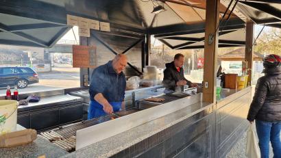 Bild: Tobias Gräf
Noch ist der Andrang verhalten, aber es werden täglich mehr, sagen die Bratwurst-Griller in der Kreuzerwirt-Bude.