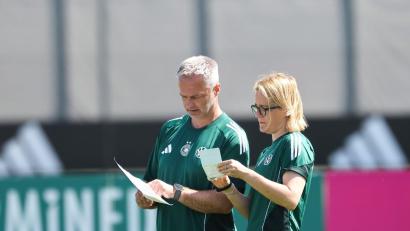 Bild: Daniel Löb/dpa
DFB-Chefcoach Christian Wück hat in Saskia Bartusiak (r) und Maren Meinert gleich zwei Co-Trainerinnen. (Archivbild)