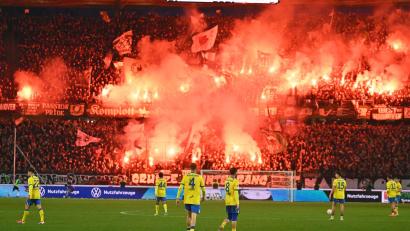 Bild: Swen Pförtner/dpa
Pyrotechnik im Fanblock von Hannover 96 beim Derby gegen Eintracht Braunschweig.