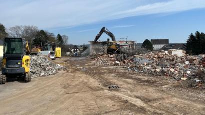 Bild: ihl
Hier stand einmal an der Regensburger Straße eine Tankstelle mit Autowerkstatt. Noch müht sich der Bagger mit ein paar Gebäuderesten ab. Über das Gelände führt die Rahmenplantrasse zur Beseitigung des Nabburger Bahnüberganges.