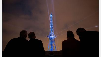 Bild: Carsten Koall/dpa
Zum 100-jährigen Jubiläum macht der Funkturm in Berlin einfach mal blau.