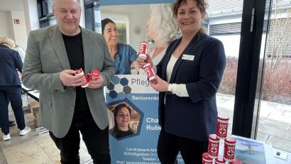 Bild: Christine Hollederer
Seniorenbeauftragte Charlene Rubenbauer und Landrat Richard Reisinger mit den neuen Notfalldosen im Landkreis-Design.