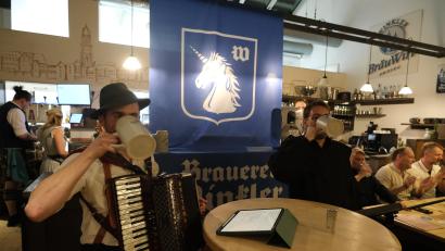 Bild: gsp
Das frisch gebraute Starkbier schmeckte auch den beiden Protagonisten.