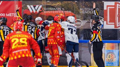 Archivbild: Werner Moller
Clinch zwischen Spielern der Blue Devils und des ESV Kaufbeuren in einem Duell während der Hauptrunde. Ab Gründonnerstag entscheidet sich in dieser Konstellation, wer der sportliche Absteiger der DEL2 wird.