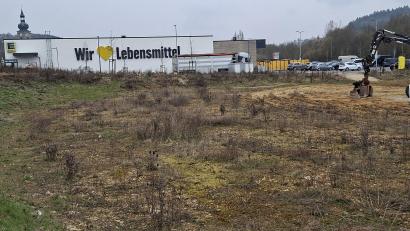 Bild: tra
Auf dem Gelände neben dem Edeka-Markt sollen laut Bauvoranfrage eine Werkstatt mit Büro- und Sozialräumen, Waschhalle und SB-Waschplätze entstehen.