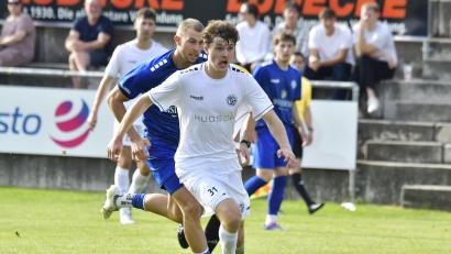 Archivbild: Hubert Ziegler
Alexander Moratz (vorne) erzielte den Siegtreffer für die DJK Gebenbach.