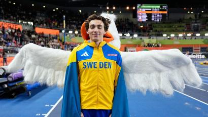 Bild: Matthias Schrader/AP/dpa
Armand Duplantis gewinnt wieder einmal Gold.