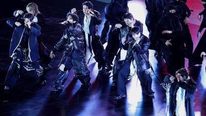 Bild: Kim Hong-Ji/Pool Reuters/AP/dpa
Nach vier Jahren Pause wird BTS beim ersten Auftritt in Seoul mit viel Jubel empfangen.