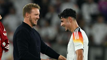 Bild: Federico Gambarini/dpa
Bundestrainer Julian Nagelsmann setzt auf Aleksandar Pavlovic (r) im WM-Jahr. (Archivbild)