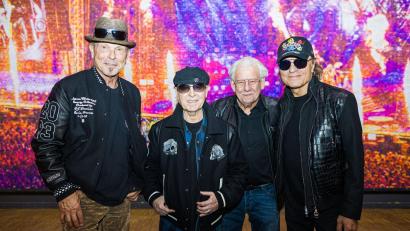 Bild: Moritz Frankenberg/dpa
Die Scorpions während der Vernissage der Fotoausstellung „Pixel of Rock“.