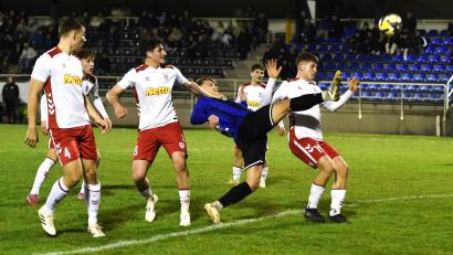 Bild: Gerhard Büttner
Christoph Fenninger sorgt für Gefahr vor dem gegnerischen Tor: Die SpVgg SV Weiden bezwang die U21 des SSV Jahn Regensburg am Freitagabend mit 1:0.