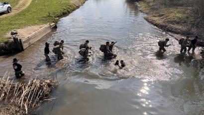 Bild: mma
Die Durchquerung der eisigen Vils an der Brücke in Hahnbach hatte es in sich. Nicht wenige der Soldaten nahmen dabei ein Vollbad.