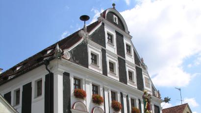 Bild: bö
Der Marktgemeinderat hätte gerne auf dem Dach des Rathauses eine Fotovoltaikanlage errichtet. Doch vom Landesamt für Denkmalpflege wartet man noch auf die denkmalschutzrechtliche Genehmigung für den Wunsch der Hohenburger.