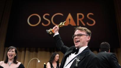 Bild: John Locher/Invision/AP/dpa
Pawel Talankin, Gewinner des Oscars für den Dokumentarfilm für „Mr. Nobody against Putin“ (Deutsch: „Ein Nobody gegen Putin“) wird in seiner Heimat angefeindet. (Archivbild)