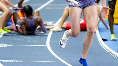 Bild: Petr David Josek/AP/dpa
Verlor beim Sturz einen Schuh: Die Amerikanerin Sara Reifenrath.