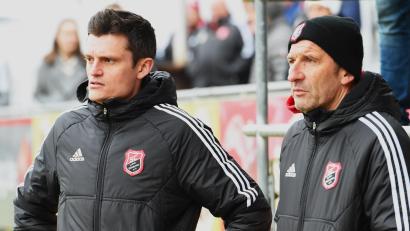 Archivbild: Gerhard Büttner
Eine enttäuschende Leistung ihrer Mannschaft sahen die SC-Trainer Benjamin Urban (links) und Stefan Grünbauer.
