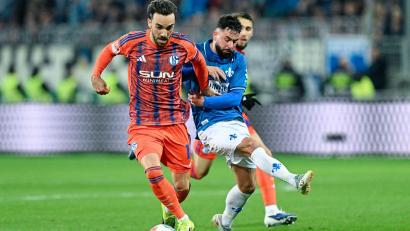 Bild: Uwe Anspach/dpa
Der SV Darmstadt 98 um Marco Richter (r) und der FC Schalke 04 um Kenan Karaman schenkten sich nichts.