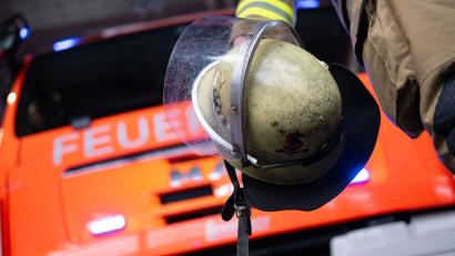 Bild: Marijan Murat/dpa
Die Feuerwehr löscht das Feuer im Dachstuhl eines Wohnhauses. (Symbolbild)