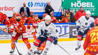 Archivbild: Werner Moller
Noah Samanski umringt von Spielern des ESV Kaufbeuren. Ab Gründonnerstag beginnt die finale Play-down-Serie der Blue Devils Weiden gegen den ESV Kaufbeuren.