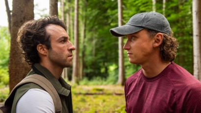 Bild: Susanne Bernhard/ZDF/dpa
Forstwirt Yascha (Linus Schütz, links) und Fotograf Mats (Aaron Friesz) verbindet viel, aber sie müssen um ihre Liebe kämpfen - eine Szene aus dem neuen ZDF-„Herzkino“-Film „Baumgeflüster“.