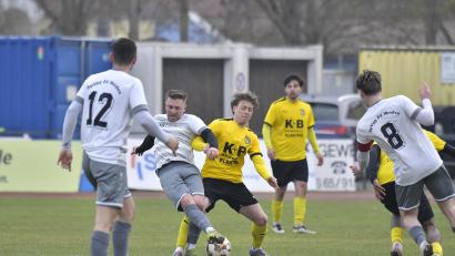 Bild: Hubert Ziegler
Szene aus dem Bezirksliga-Schlager zwischen dem FC Amberg und der SpVgg SV Weiden II.